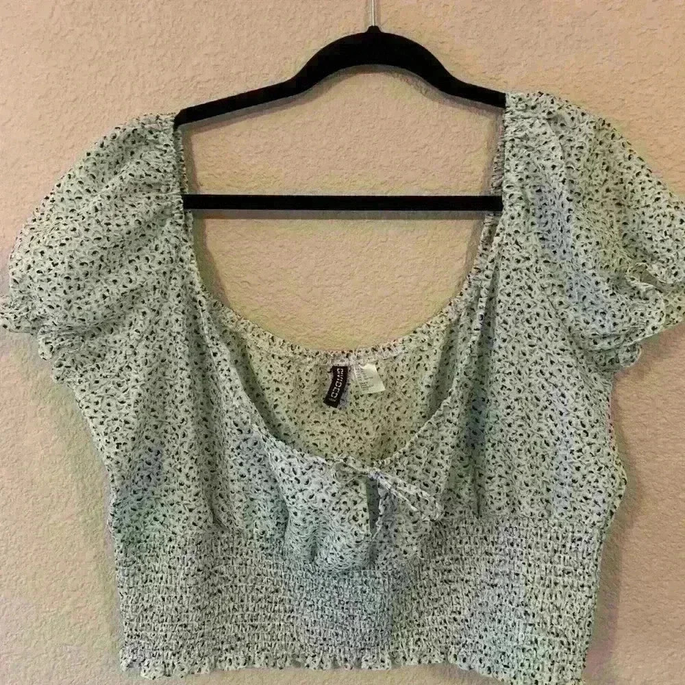 H&M Divided Cropped Smocked Floral puff sleeve - Picture 2 of 6